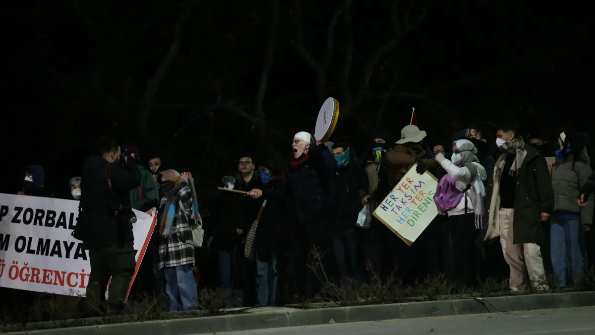 Най-малко 10 000 протестиращи се включиха в шествие до кметството на Истанбул