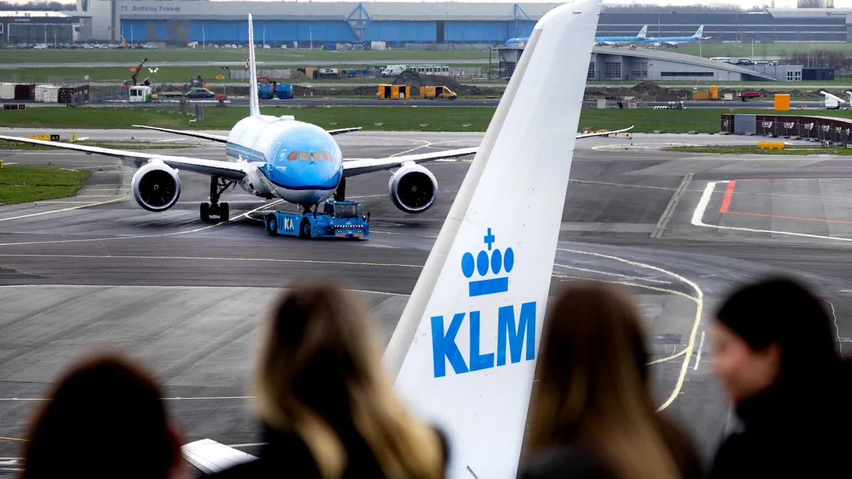 Нидерландската авиокомпания KLM закрива 250 работни места