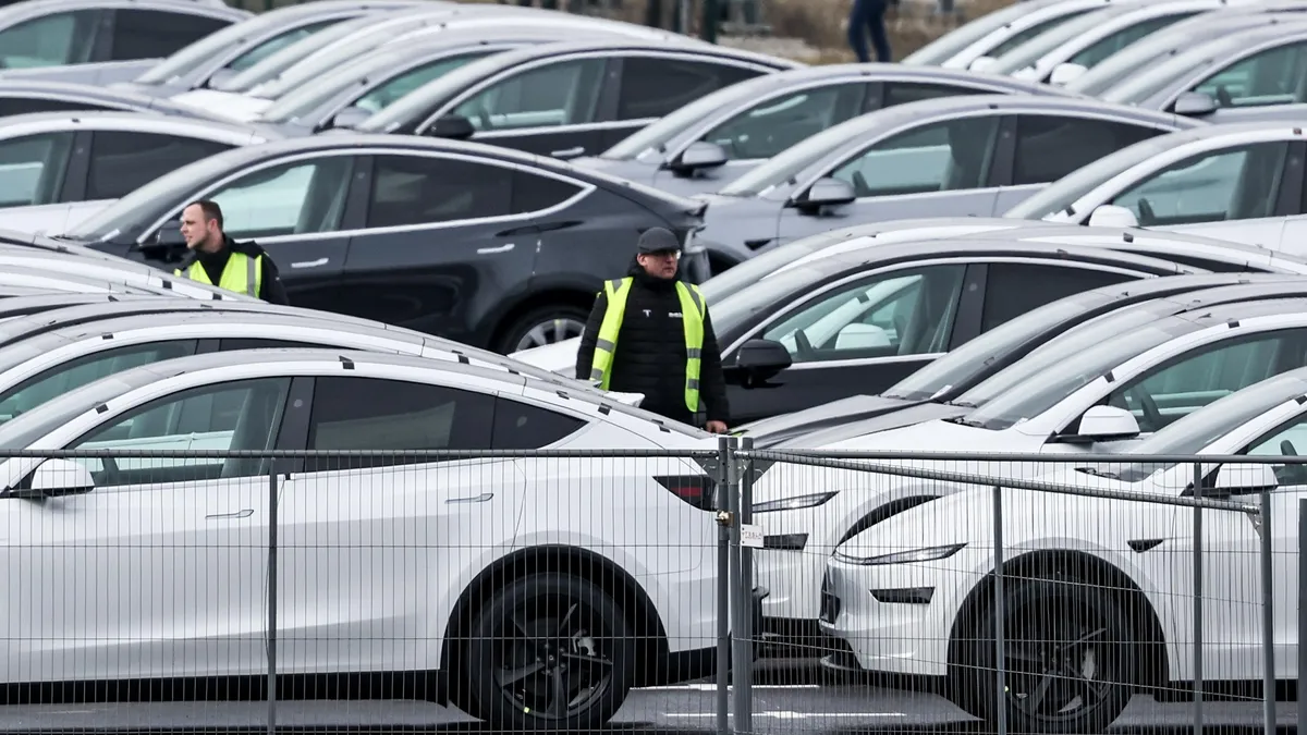 Няколко автомобили Tesla станаха мишена на палежи в Берлин