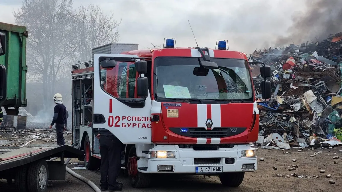 Оценяват щетите от големия пожар на сметище в индустриалната зона на Бургас