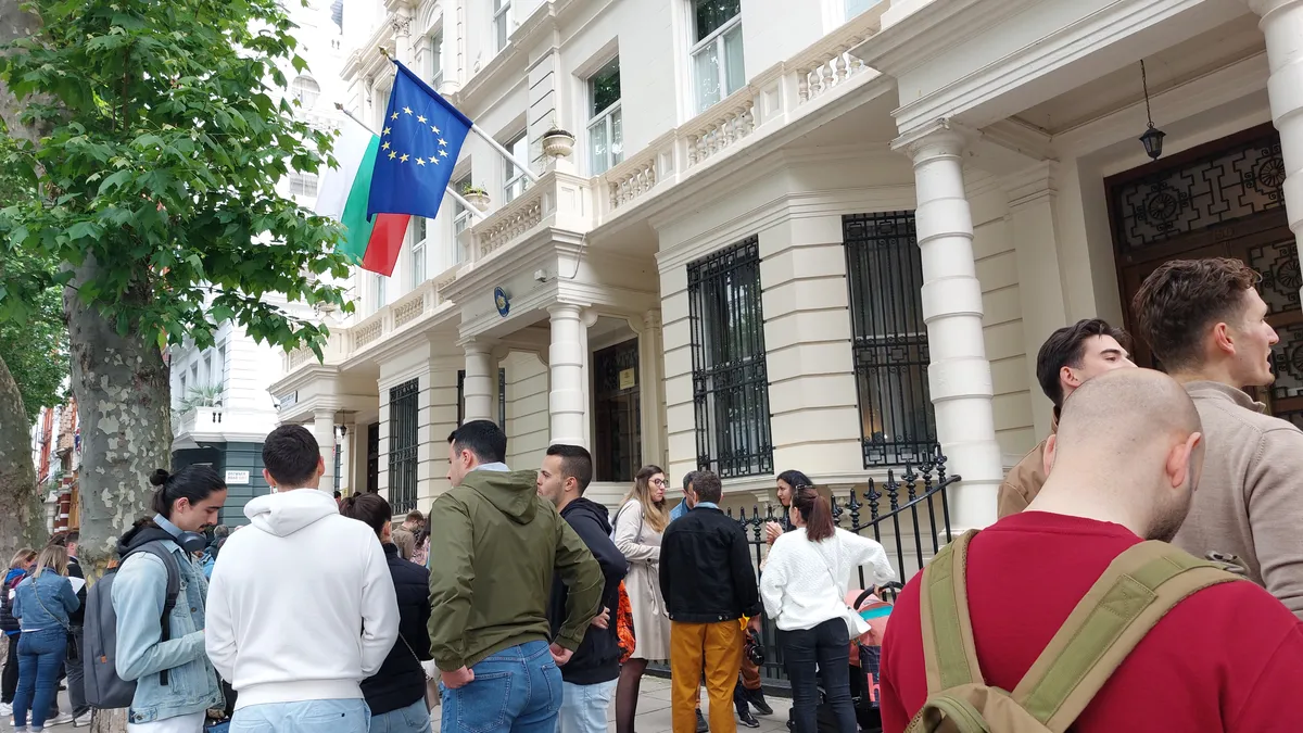 Опашки за гласуване пред посолството ни в Лондон