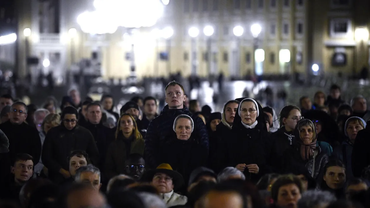 Папа Франциск е в стабилно състояние, продължава лечението му в болница „Джемели“