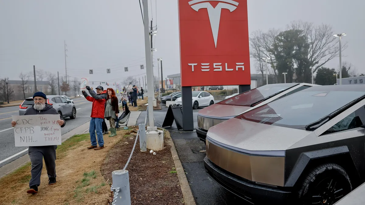 Пазарната стойност на Tesla падна под 1 млрд. долара заради слабите продажби в Европа