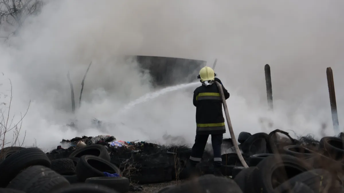 Пожар в гумаджийница в Бургас обгази два квартала