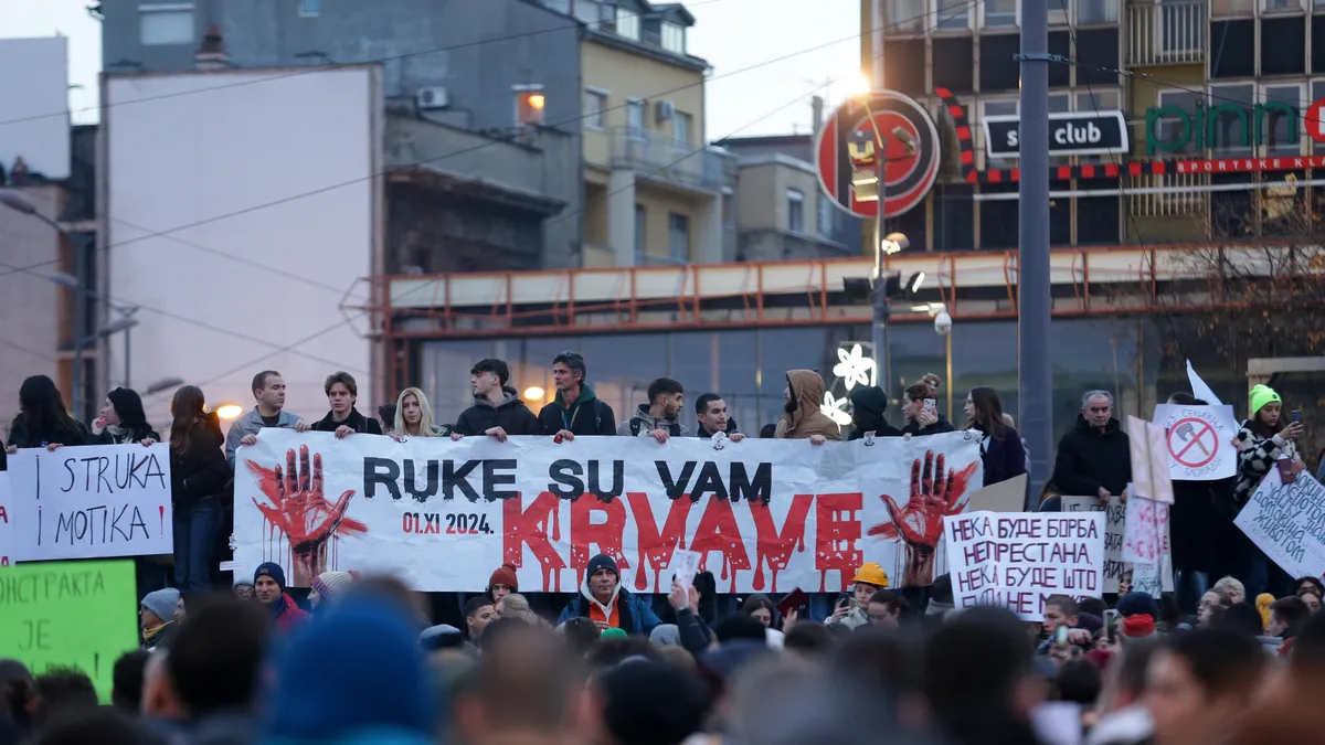 Пореден многохиляден протест в Белград заради фатален инцидент на жп гарата в Нови Сад