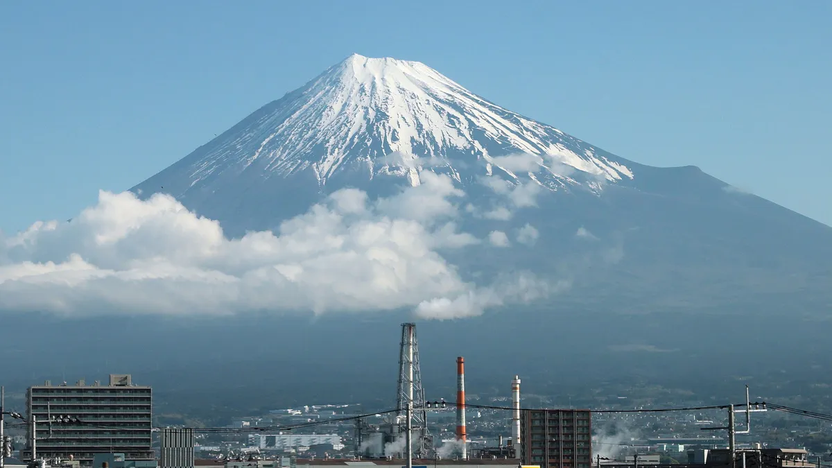 Япония строи “антитуристическа“ ограда край връх Фуджи