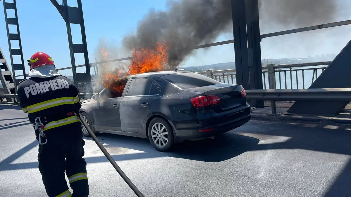 Румънски "Фолксваген" пламна в движение на Дунав мост