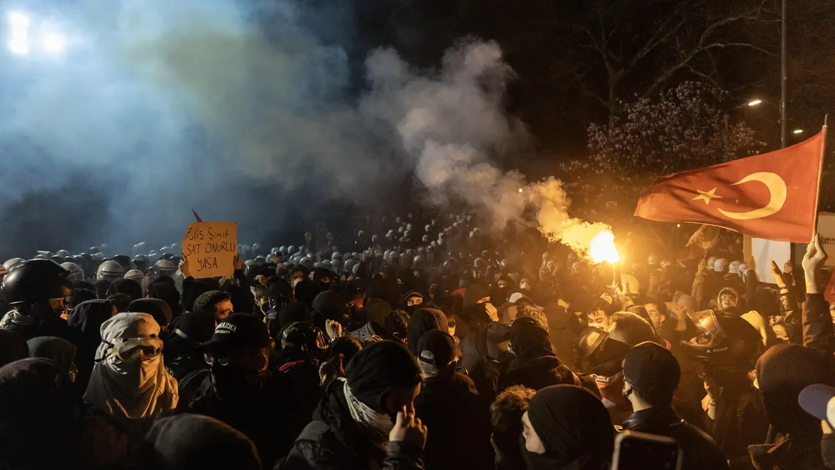 Съдът в Истанбул официално задържа 7 журналисти, отразявали протестите срещу ареста на Имамоглу