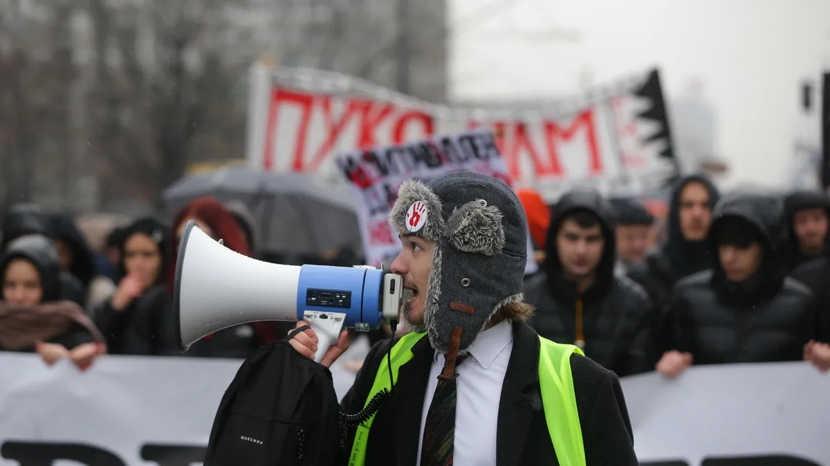 Сърбите протестират с тенджери и тигани срещу диктатурата