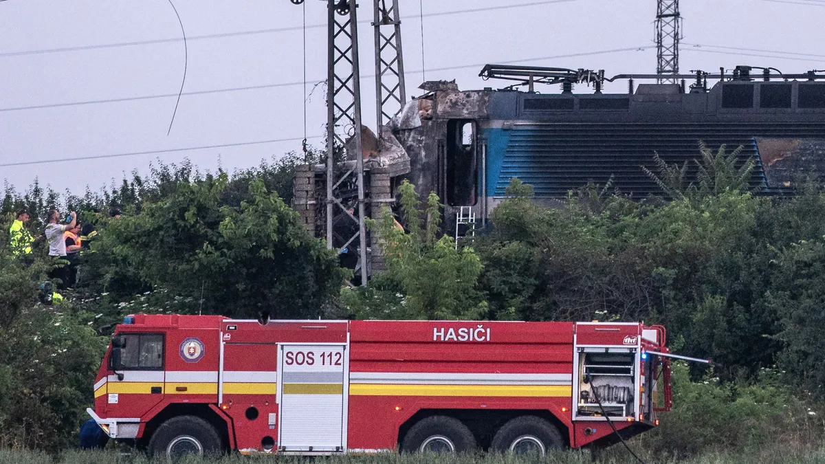 Седем загинали при сблъсък на влак с автобус в Словакия