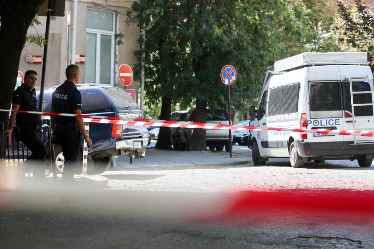 Сигнали за бомби в две летища и телевизия
