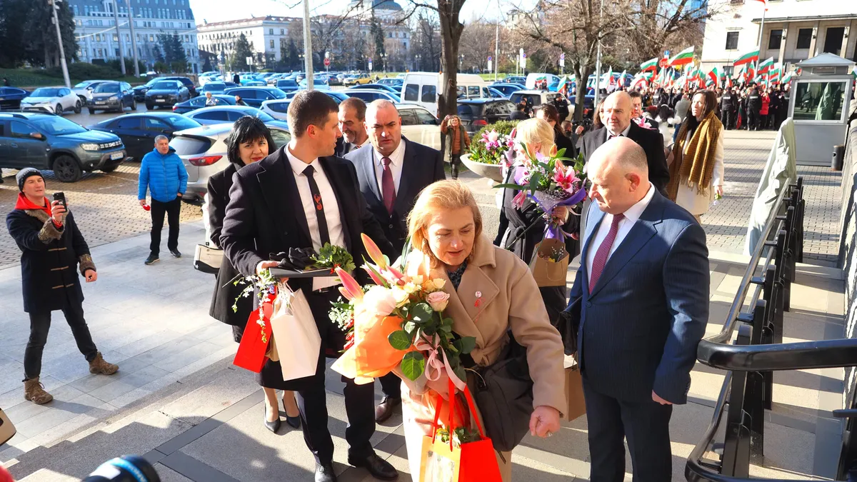 Симпатизанти изпратиха депутатите на „Величие“ в парламента