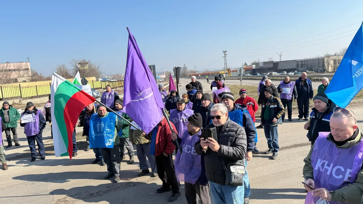 Служители на ТЕРЕМ в Търговище искат заплатите си от декември, блокираха главен път