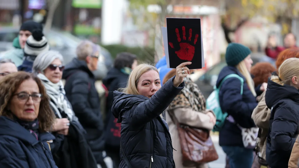 Студентски протест пред сградата на РТС заради трагедията в Нови Сад