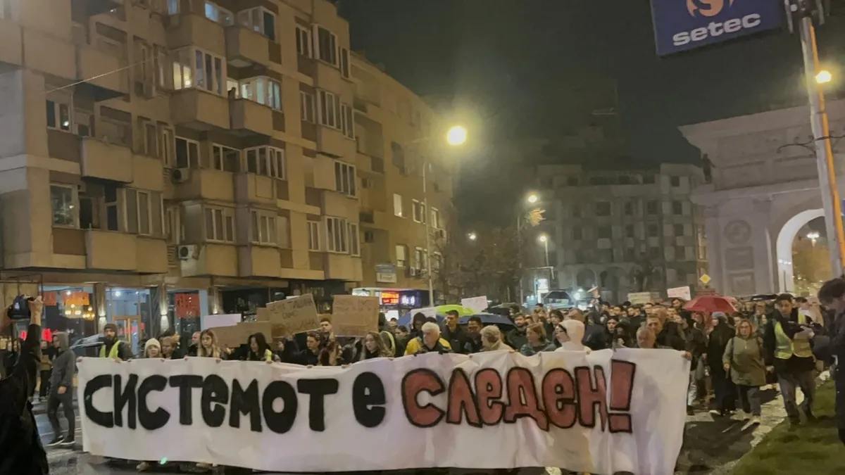 „Убийци!“ скандират хиляди протестиращи пред парламента в Скопие