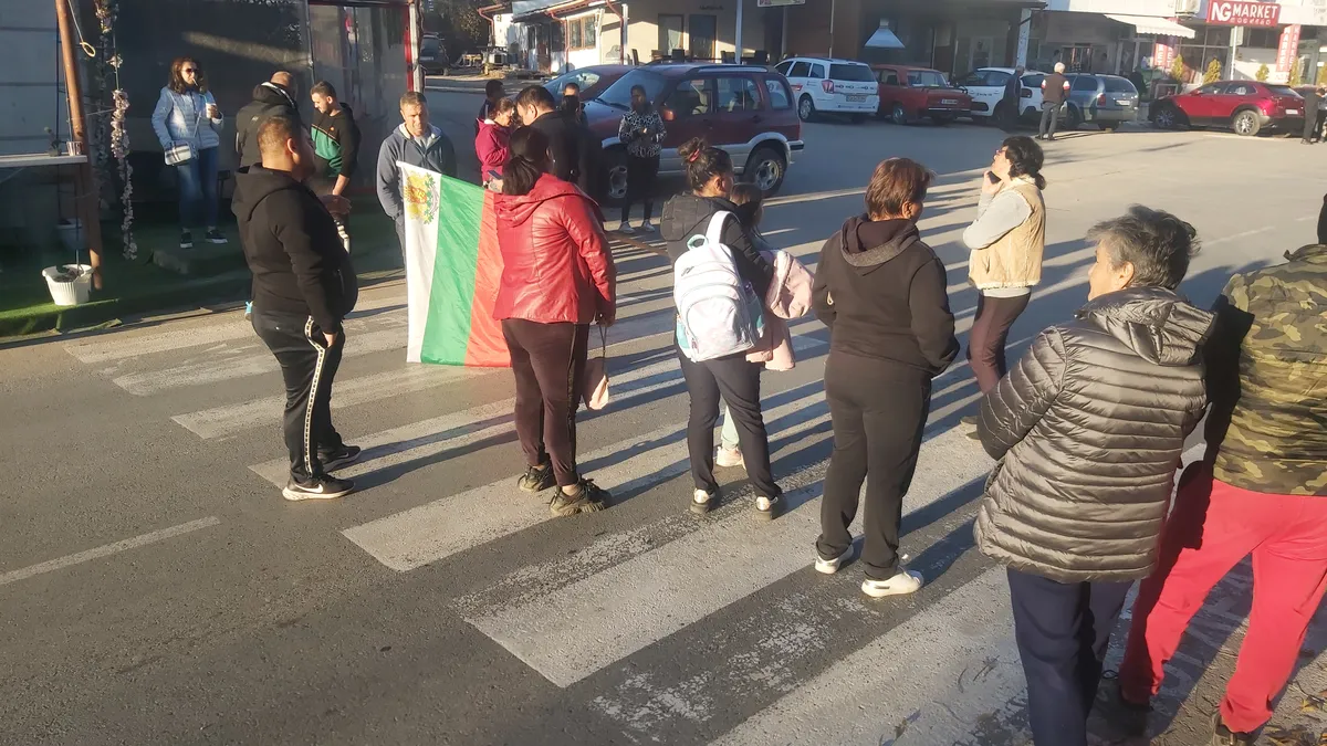 В Кочериново блокираха пътя за Рилския манастир, нямат вода от седмица