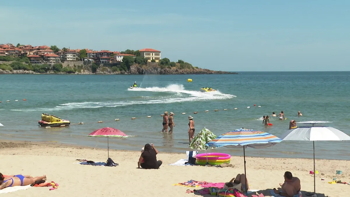 В Созопол гласуват собственици на ваканционни имоти, летовници предпочетоха плажа пред урните