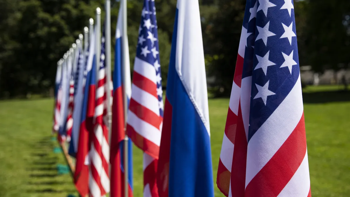 Военните министри на САЩ и Русия обсъдиха войната в Украйна 
