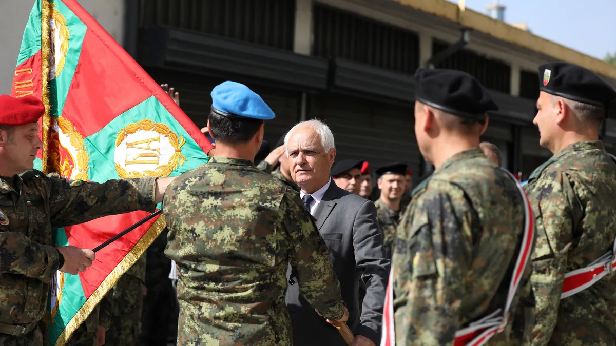 Запрянов връчи бойно знаме на Съвместното командване на силите